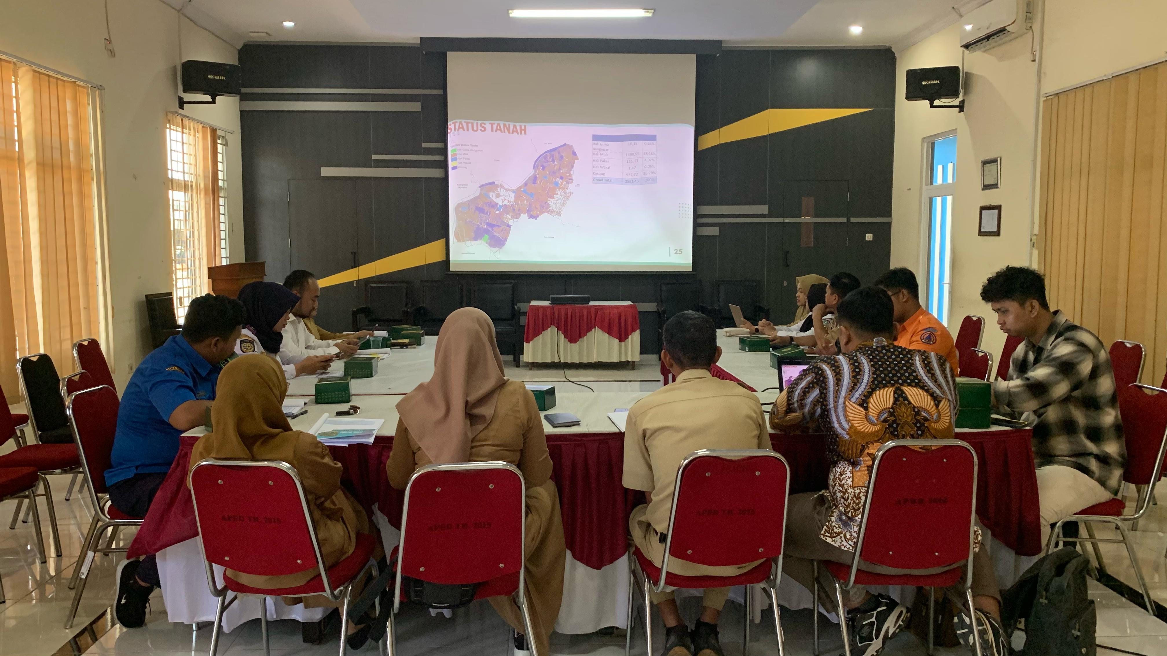 SERIUS: Dinas PUPR Jombang menggelar FGD untuk laporan pendahuluan materi teknis RDTR untuk enam wilayah perencanaan, Maret lalu.