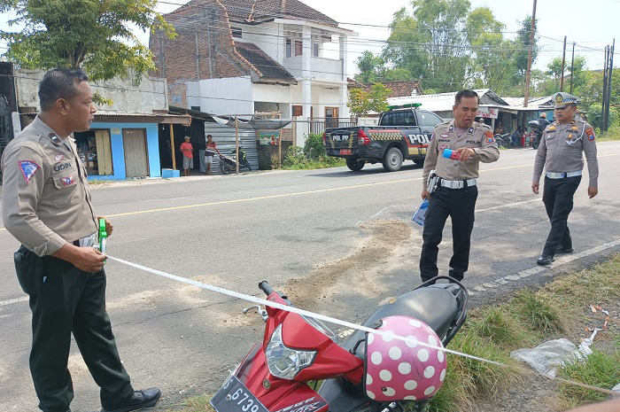 OLAH TKP: Petugas kepolisian Satlantas Polres Jombang melakukan olah TKP di Jl prof dr Nurcholis Madjid, Senin (28/4).