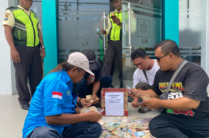 HASIL DONASI: Sejumlah anggota PKL Jombang menghitung uang hasil donasi di Kantor PLN Jombang, Senin (28/4).