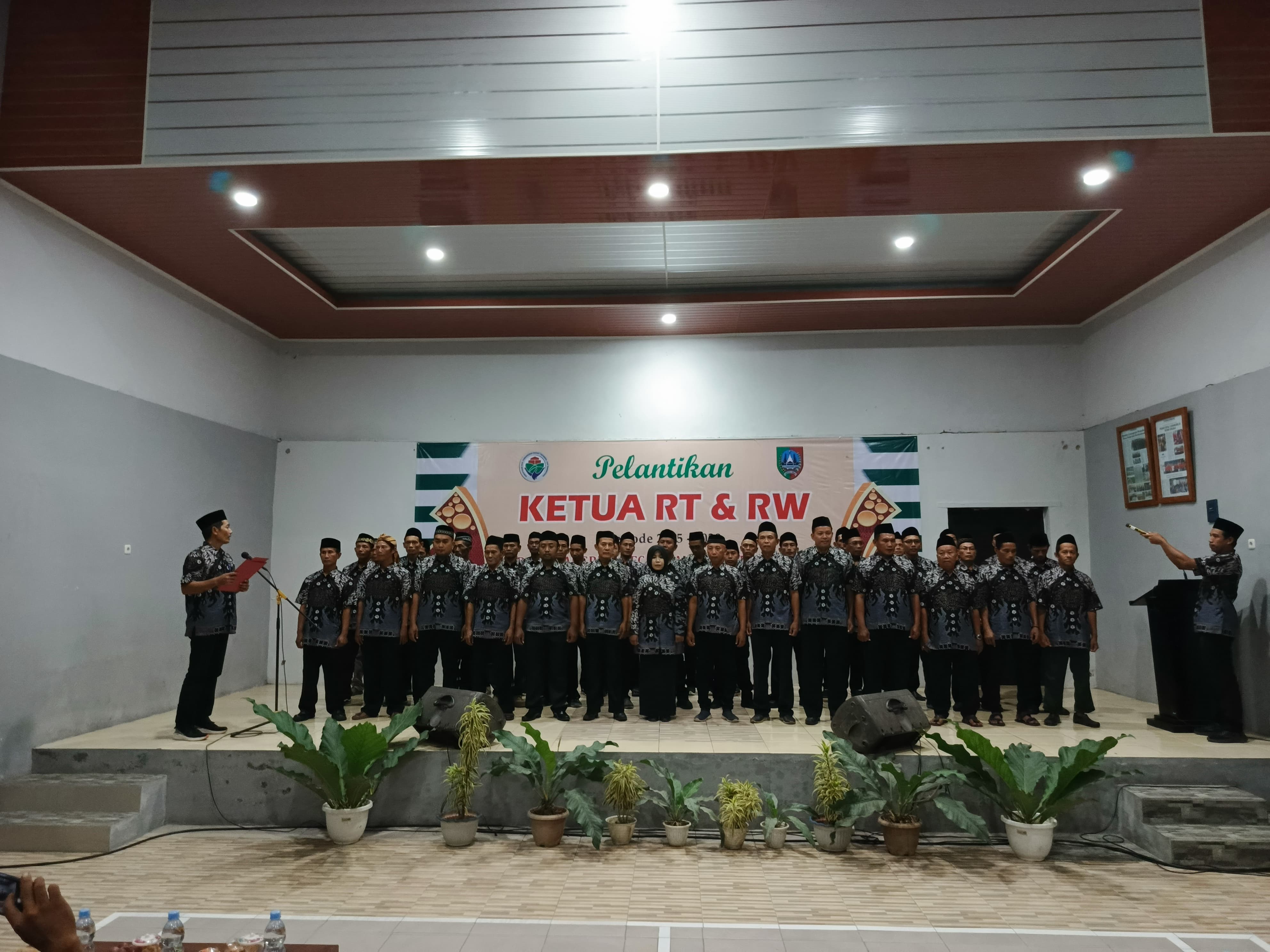 KOMPAK: Kepala Desa Carangrejo, Kecamatan Kesamben, Jombang, Supriaji melantik Ketua RT dan Ketua RW secara serentak.