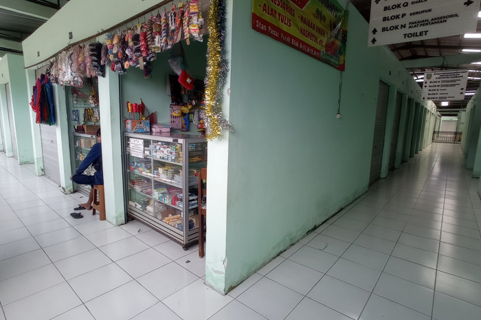 SEPI: Pedagang berada di antara deretan kios Pasar Perak, Jombang banyak yang tutup.