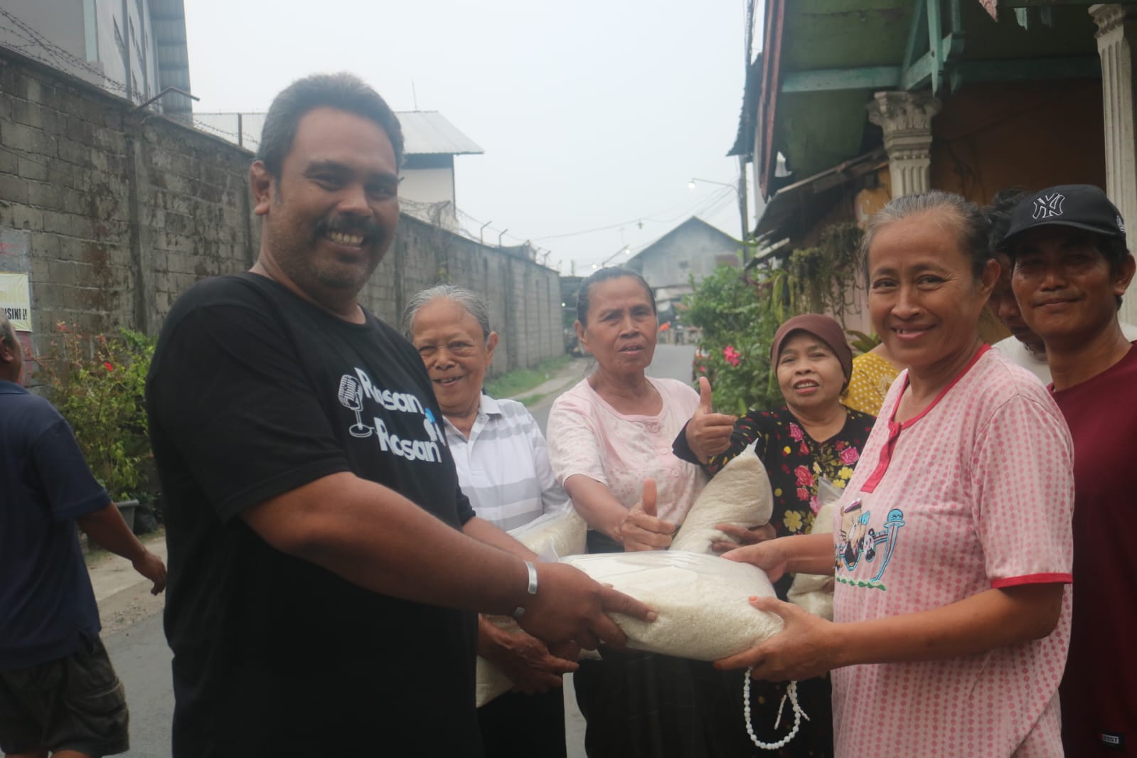Kades Sambongdukuh Khairurroziqin bersama tim berkeliling membagikan beras kepada warga, Minggu (25/4).
