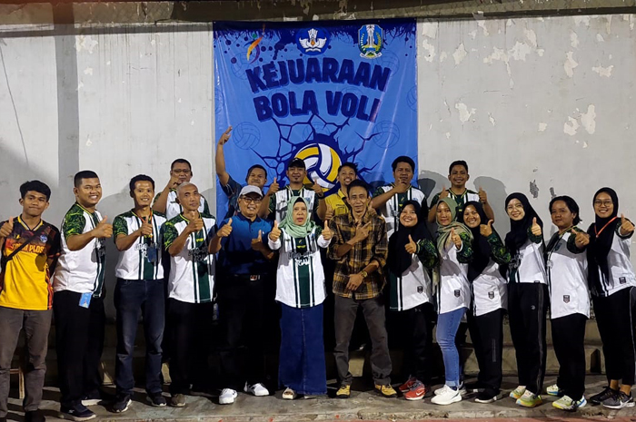 KOMPAK: Tim MGMP PJOK SMAN, Ketua MKKS SMAN, Budiono, dan Kasi SMA dan PKLK Cabdindik Jombang, Asijah, Minggu (27/4).