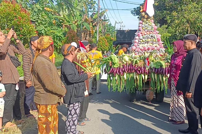 Kepala Desa Pandanwangi Asan membaur bersama warga saat acara sedekah Dusun Pandanwangi.