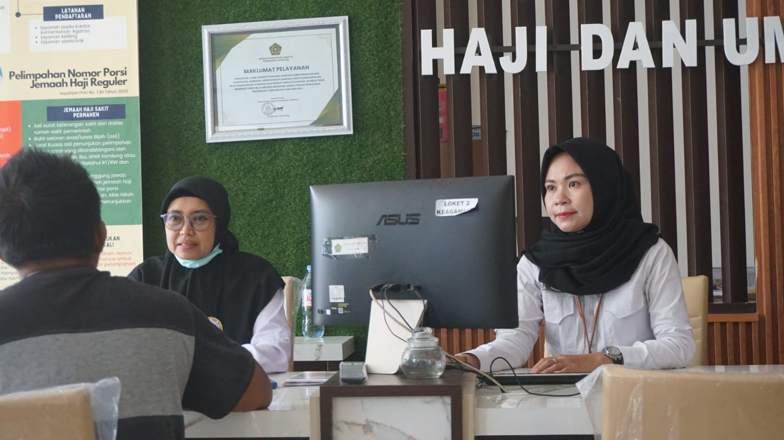 LAKUKAN VERIFIKASI: Sejumlah calon jemaah haji asal Kabupaten Jombang melakukan verifikasi berkas haji di kantor Kemenag Jombang, Kamis (30/4).