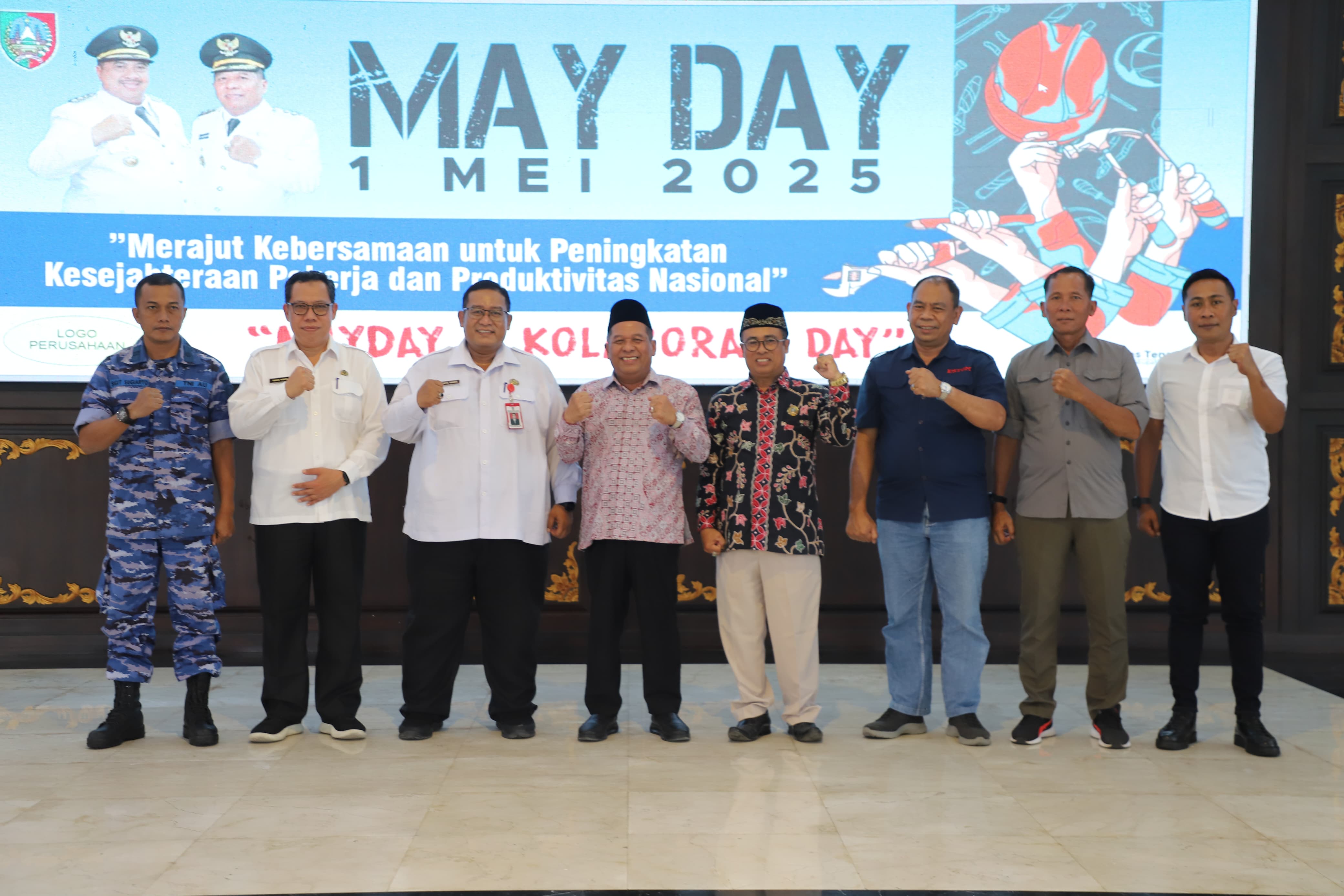 SUKSES: Wabup Jombang Salmanudzin Yazid foto bersama peserta tasyakuran memperingati Hari Buruh Internasional di Pendopo Kabupaten Jombang, Rabu (30/4).