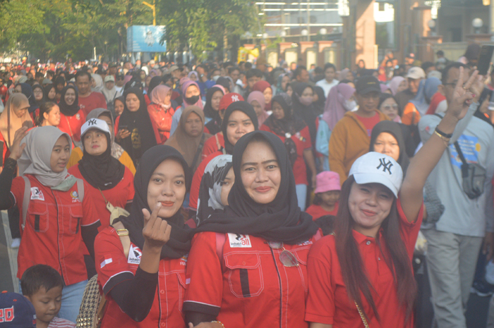 SEMARAK: Ribuan buruh mengikuti jalan sehat atau fun walk memperingati Hari Buruh Internasional atau May Day di Alun-Alun Jombang, Kamis (1/5).