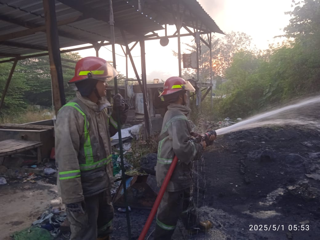 Pabrik penggilingan plastik di Dusun Krajan, Desa Curahmalang, Sumobito, Jombang mengalami kebekaran hebat, Kamis (1/5) pagi.