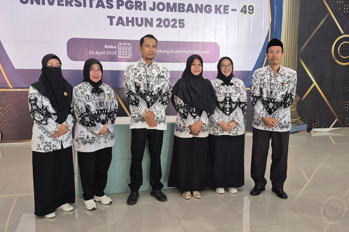 SDM UNGGUL: Rektor Uniuversitas PGRI Jombang, Prof Dr Dra Munawaroh MKes, menyematkan cincin doktor kepada dosen yang menyelesaikan studi S3.