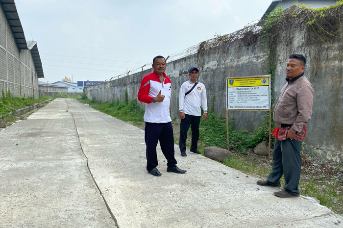 KOMPAK: Kepala Desa Tunggorono, Jombang, Didik Dwi Mulyawan bersama perangkat desa dan pendamping desa saat memantau proyek jalan rabat beton makam, (25/4).