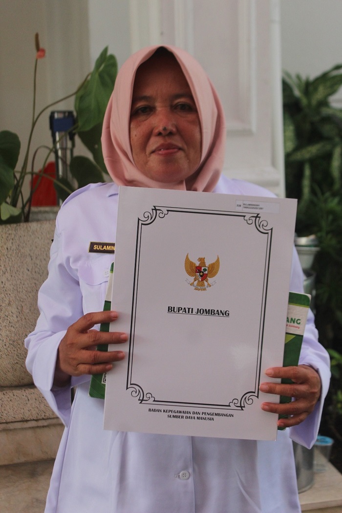 SENANG: Sulaminingsih menerima SK dari Bupati Warsubi di Pendopo Kabupaten Jombang.