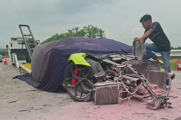 Lamborghini Revuelto yang identik dengan dengan nama Gabriel Rey, bos Kripto mengalami kecelakaan di jalan tol Jombang-Mojokerto (Jomo), Jumat (2/5) siang.