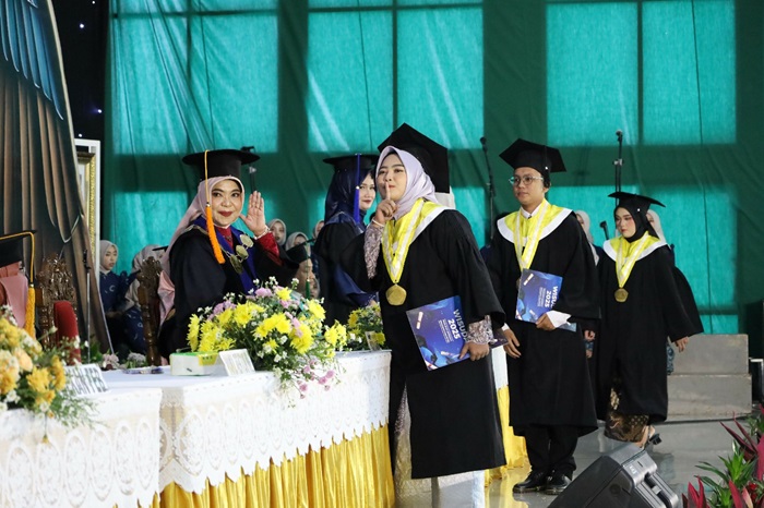 Prosesi wisuda sarjana dan pascasarjana Universitas PGRI Jombang di Auditorium Natuwar berlangsung lancar dan khidmat, Sabtu (3/5).