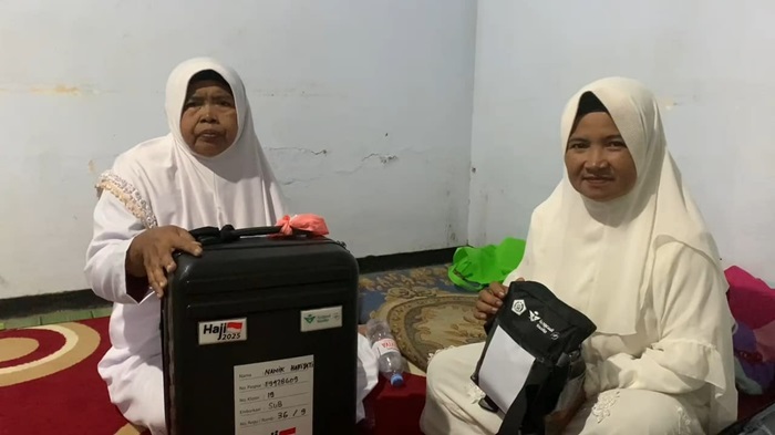 SENANG: Kakak beradik penjual cireng asal Desa Trawasan, Kecamatan Sumobito, Jombang, Nanik Hariyati, 63 dan Solihati, 59, bersiap berangkat haji, (3/5).