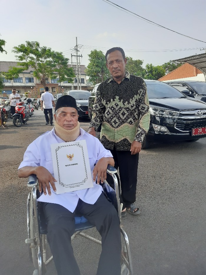 TEGAR: Muhamad Yainuri membawa SK dengan duduk di kursi roda di Pendopo Kabupaten Jombang, (2/5).