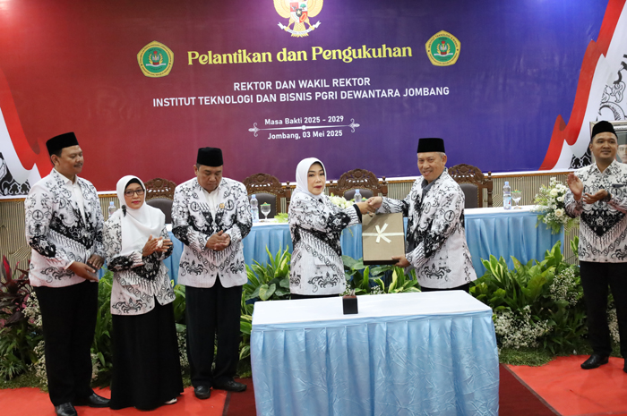 RESMI: Dr. Dra. Yuniep Mujati Suaidah, M.Si.,CRA Rektor ITEBIS PGRI Dewantara Jombang melantik jajaran wakil rektor.
