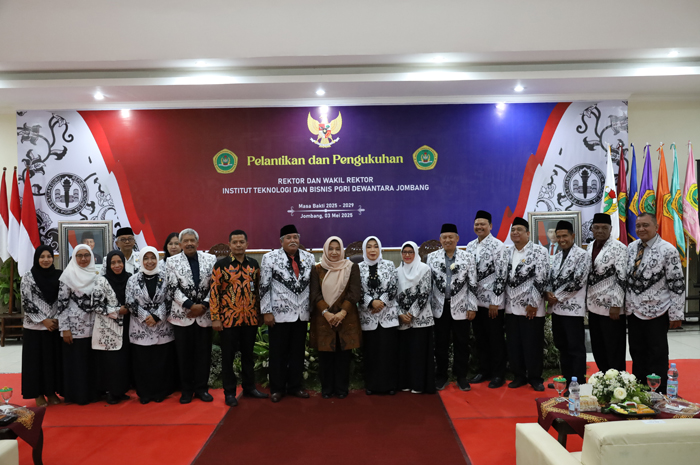 KOMPAK: Ketua Umum PB PGRI Prof. Dr. Unifah Rosyidi, M.Pd (tengah) didampingi Dr Dra Yuniep Mujati Suaidah MSi CRA Rektor ITEBIS PGRI Dewantara Jombang saat foto bersama.