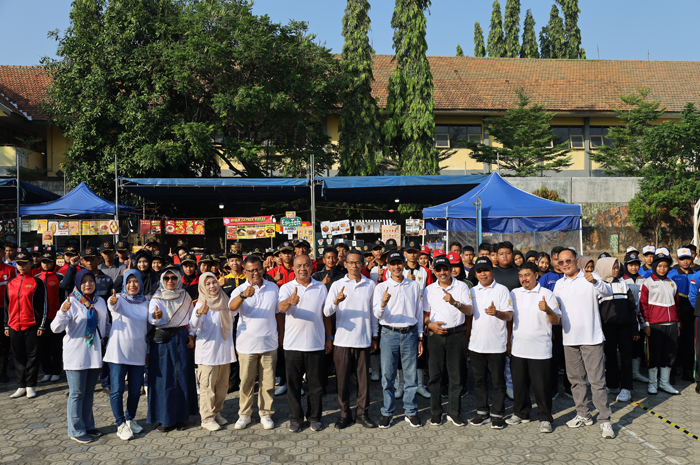 KOMPAK: Kepala SMPN 1 Jombang Rudy Priyo Utomo MPd mendampingi Plh Sekretaris Dinas Pendidikan dan Kebudayaan Kabupaten Jombang, Abdul Majid saat foto bersama seluruh peserta.
