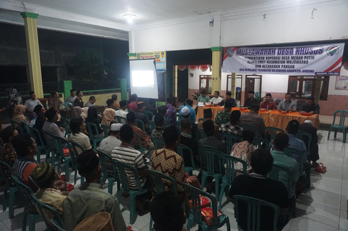 DUKUNG PROGRAM NASIONAL: Pj Kepala Desa Rejoslamet Puguh Cahyonoadi memberikan arahan saat giat Musdessus di pendopo kantor Desa Rejoslamet, Mojowarno, Jombang, Jumat (2/5) malam.