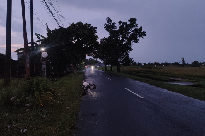 GELAP: Jalan kabupaten di Desa Gadingmangu, Kecamatan Bandarkedungmulyo, Jombang belum terpasang PJU.