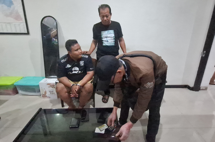 MERINGKUK: Dicky Firman Rizard, 28, oknum jaksa gadungan ditangkap petugas gabungan di Desa Pesanggrahan, Kecamatan Gudo, Jombang, Minggu (4/5) dini hari.