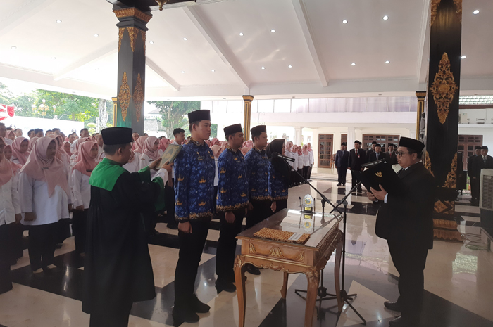 PENGAMBILAN SUMPAH:  Bupati Jombang Warsubi melantik 425 Calon Aparatur Sipil Negara (CASN) Pemerintah Kabupaten (Pemkab) Jombang di Pendopo Kabupaten Jombang, pada Jumat (2/5).