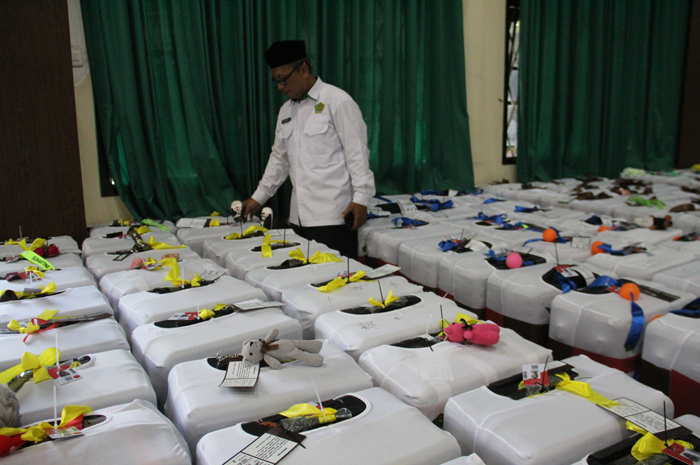 DIKUMPULKAN: Koper jemaah dikumpulkan di Kantor Kemenag Jombang, Senin (5/5).