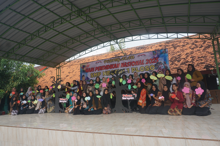 POHON HARAPAN: Perwakilan siswa dari seluruh kelas di SMPN 1 Ploso, Jombang menggantungkan uneg-uneg mereka berupa tulisan ditempelkan di pohon harapan.