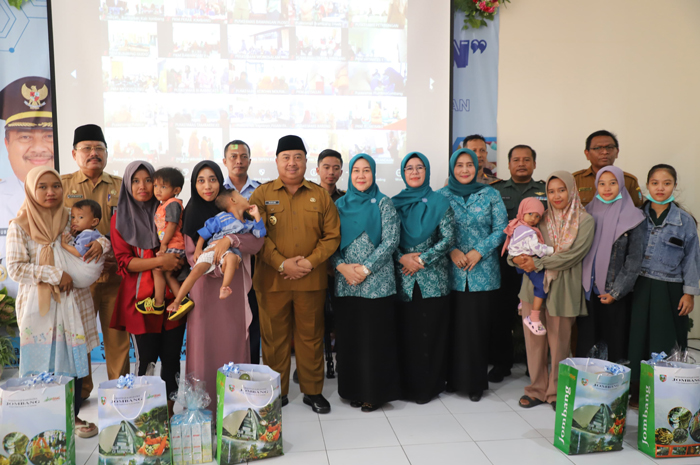 KOMPAK: Bupati Jombang Warsubi, Kepala Dinkes dr Hexawan Tjahja Widada MKP saat program Anting Berlian di Puskesmas Mojowarno, Senin (5/5).