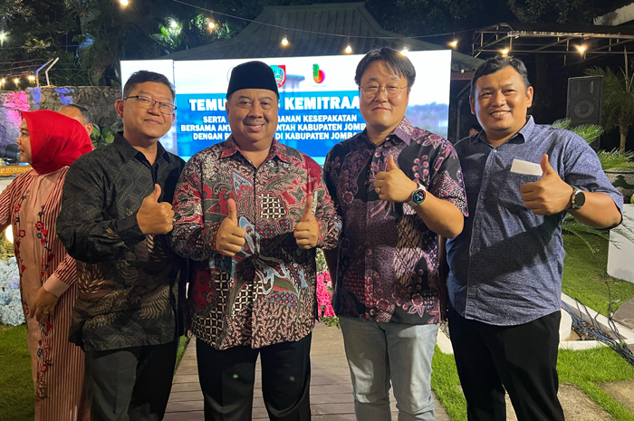 SINERGI: Bupati Jombang Warsubi bersama Vice President Director PT CJI, Mr Hwang In Seok.