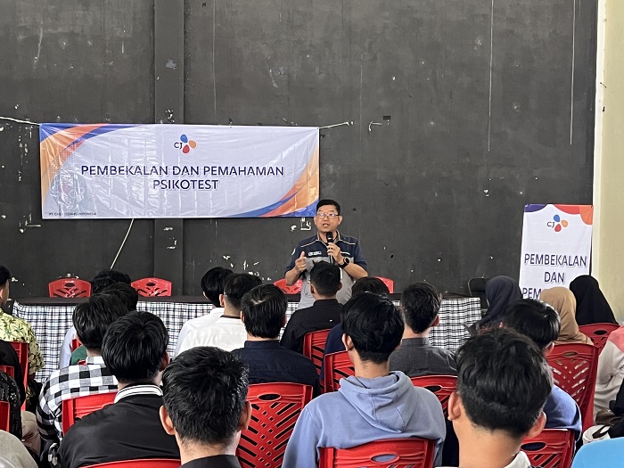 VISIONER: Associate Director PT CJI Jombang, Beny Effendy, saat memberikan pembekalan kepada generasi muda, Rabu (7/5).