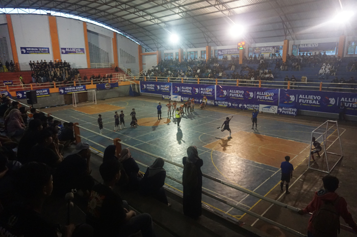 SERU: Suasana pertandingan penentuan finalis turnamen Allievo Futsal Kabupaten Jombang 2025, Selasa (6/5) di GOR Merdeka Jombang.