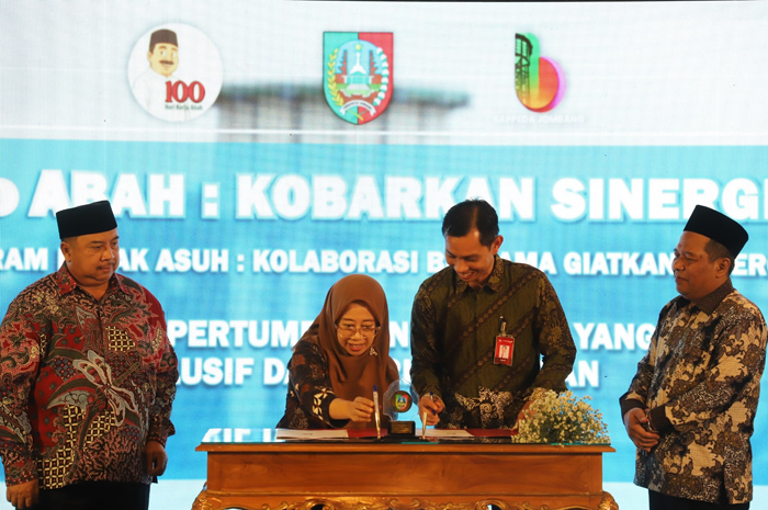 SINERGI: Pemimpin Bank Jatim Cabang Jombang, Hanif Julhamsyah, menandatangani perjanjian kerja sama dengan Direktur RSUD Jombang, Dr dr Ma&rsquo;murotus Sa&rsquo;diyah MKes, Senin (5/5) malam.