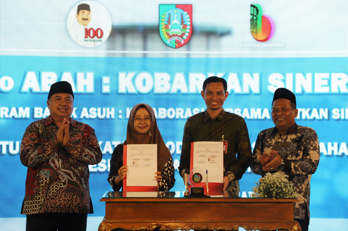 SINERGI: Pemimpin Bank Jatim Cabang Jombang, Hanif Julhamsyah, menandatangani perjanjian kerja sama dengan Direktur RSUD Jombang, Dr dr Ma&rsquo;murotus Sa&rsquo;diyah MKes, Senin (5/5) malam.