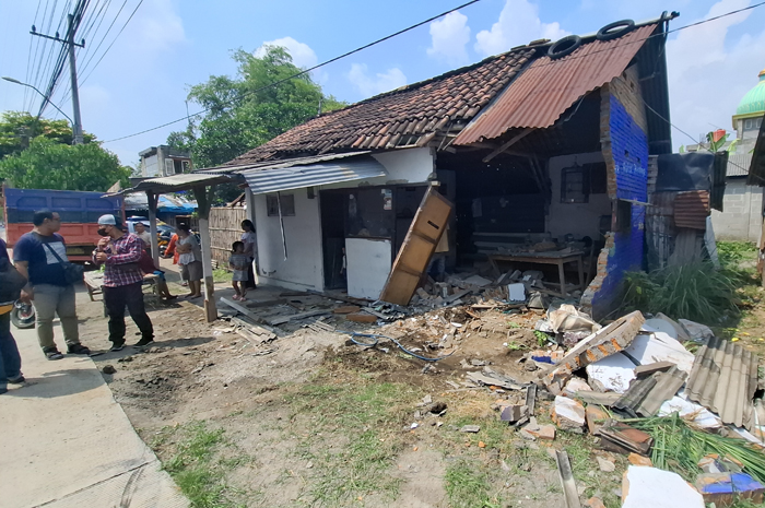 Dump truck menabrak warung warga di Dusun Pelem, Desa Jatipelem, Kecamatan Diwek, Jombang, Selasa (6/5) pagi.