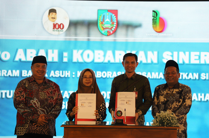 TEROBOSAN: Dari kiri, Bupati Warsubi, Direktur RSUD Jombang dr Ma