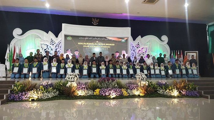MAN 1 Jombang mengembalikan siswa kelas 12 ke pangkuan orang tua masing-masing, bersamaan dalam momen halalbihalal dan tasyakuran kelulusan siswa, Rabu (7/5).