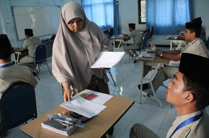 SEMANGAT: Siswa SMA Darul Ulum 2 Unggulan BPPT Jombang semangat mengikuti ujian, Rabu (7/5).