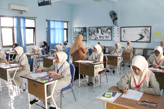 SEMANGAT: Siswa SMA Darul Ulum 2 Unggulan BPPT Jombang semangat mengikuti ujian, Rabu (7/5).