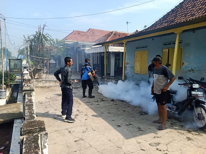 TANGGAP: Kepala Desa Dukuhdimoro Muhammad Khoirul Umam (kiri) saat memantau kegiatan fogging di Dusun Penanggalan, Desa Dukuhdimoro, Mojoagung, Jombang.