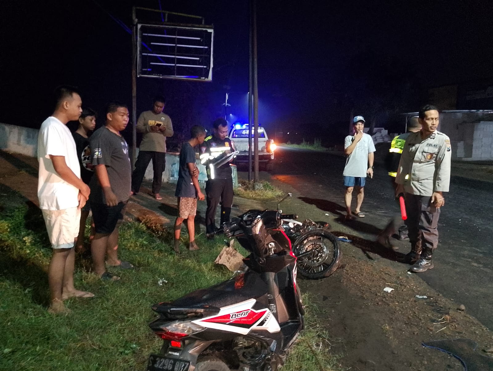 Kecelakaan lalu lintas melibatkan dua pengendara motor terjadi di simpang empat Desa Grobogan, Kecamatan Mojowarno, Jombang, Rabu (7/5).