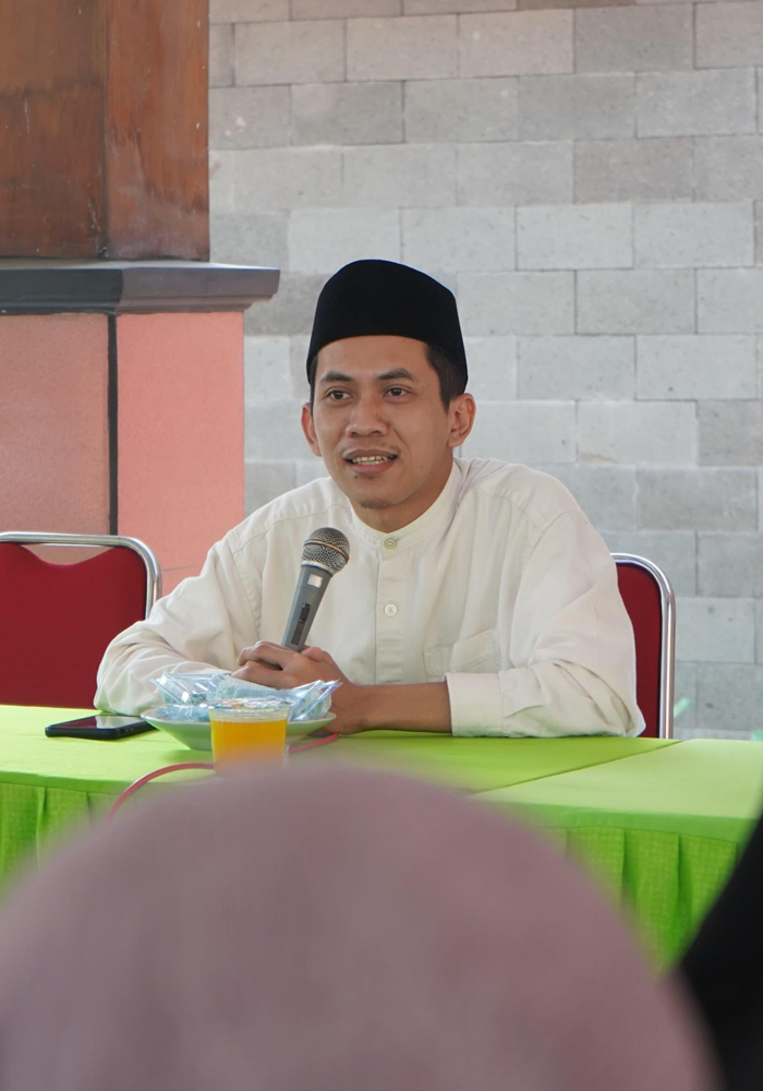 Muhammad Ishomuddin Haidar (Gus Haidar) jadi narasumber pelatihan kewirausahaan bagi pelaku usaha mikro yang digelar di balai Desa Mojokrapak Kecamatan Tembelang, Jombang.