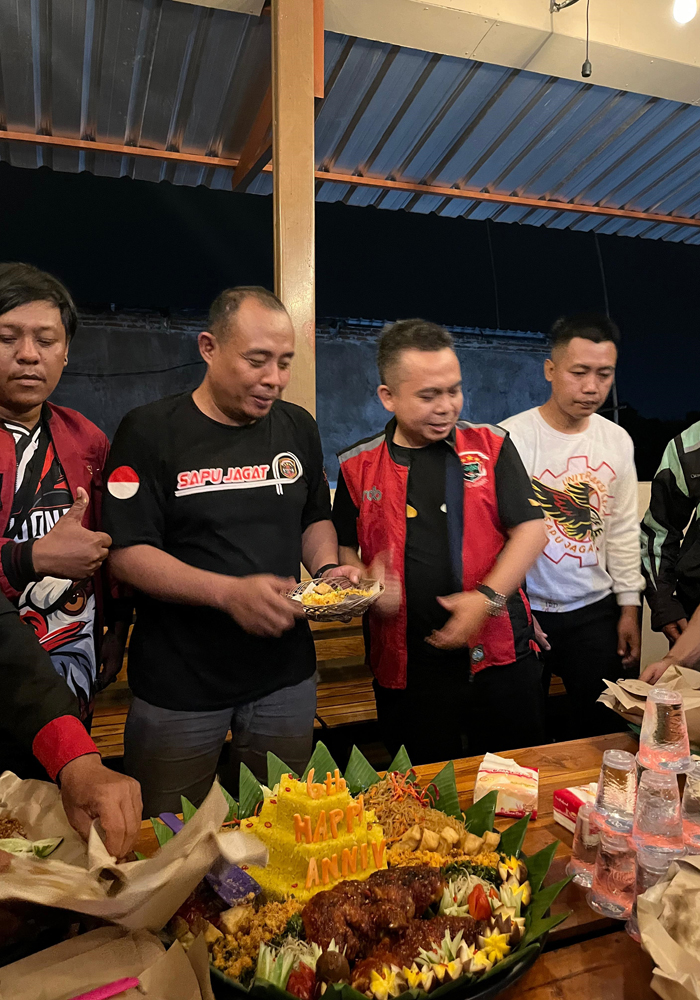 TELADAN: HM Syarif Hidayatullah ST MMT (Gus Sentot) saat menghadiri ulang tahun komunitas ojek online Sapu Jagat ke-6 di Candimulyo, Jombang, Minggu (4/5)