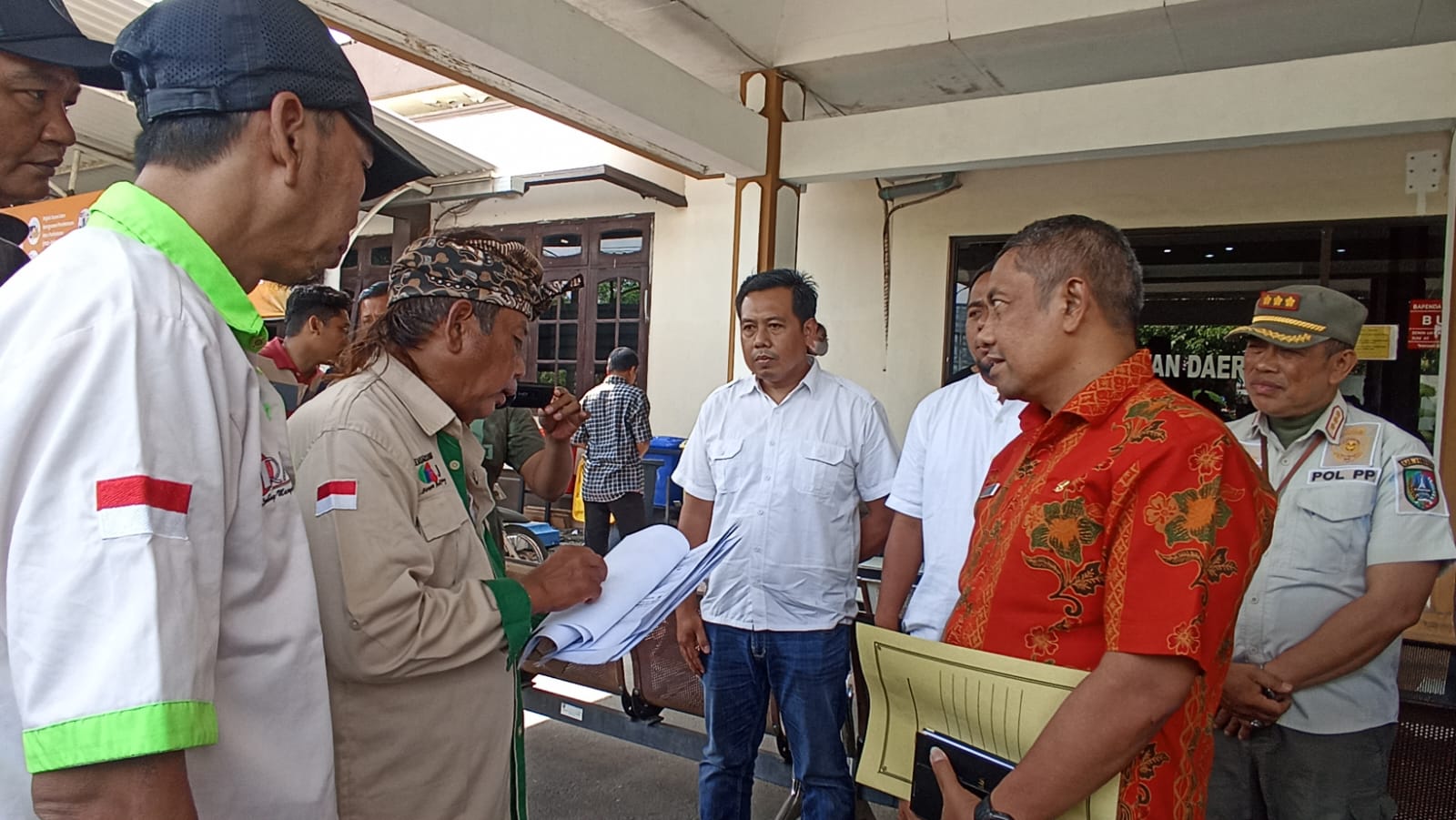 Aktivis  Forum Rembug Masyarakat Jombang (FRMJ) melakukan aksi unjuk rasa di depan kantor Badan Pendapatan Daerah (Bapenda) Jombang, Kamis (8/5).
