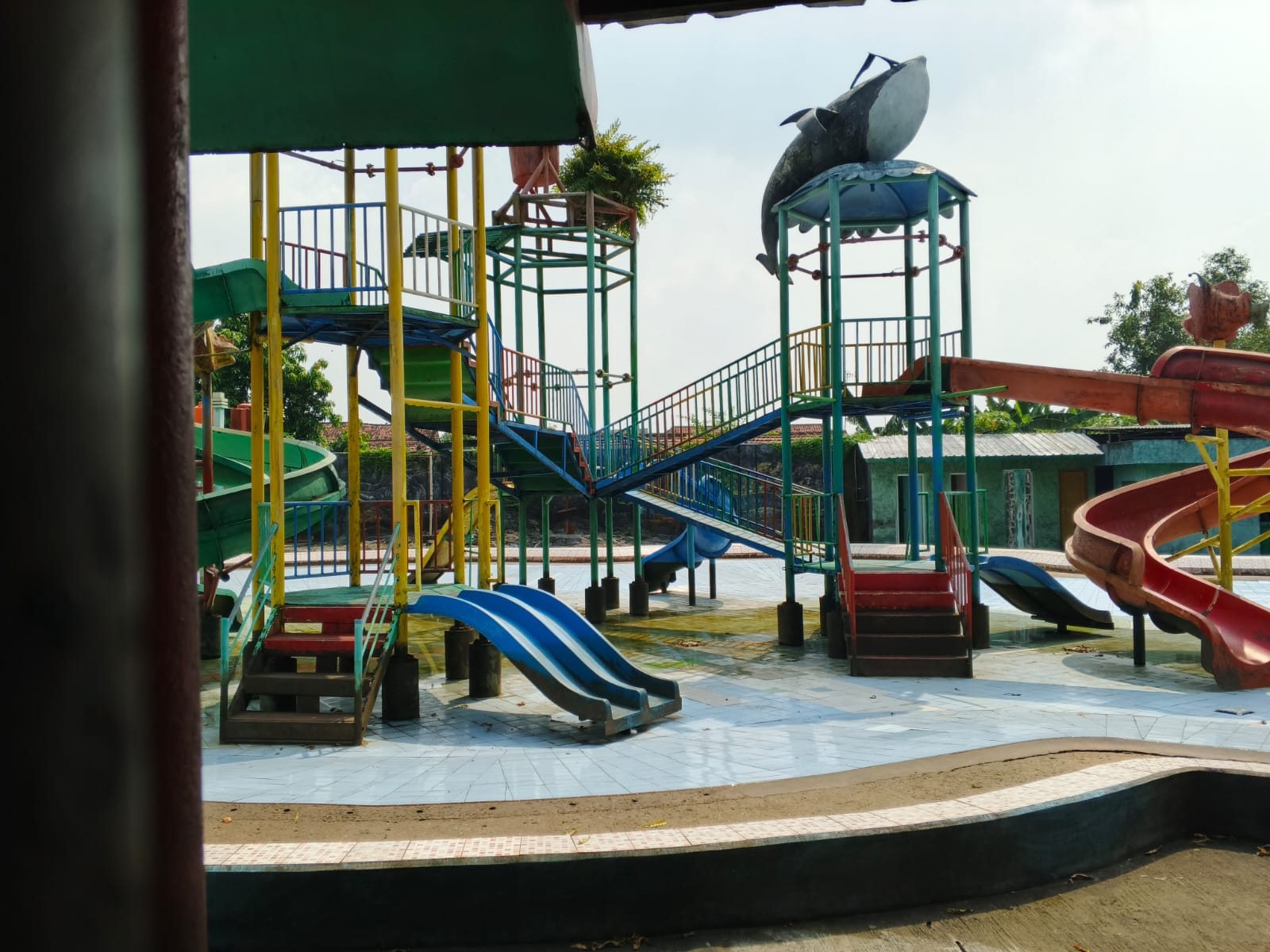 Water slide Taman Tirta Wisata di Desa Keplaksari, Kecamatan Peterongan, Jombang.