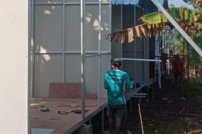 DIKEBUT: Petugas mengebut pendirian hunian sementara di Dusun Komboh Desa Sambirejo Kecamatan Wonosalam, Jombang, (9/5).