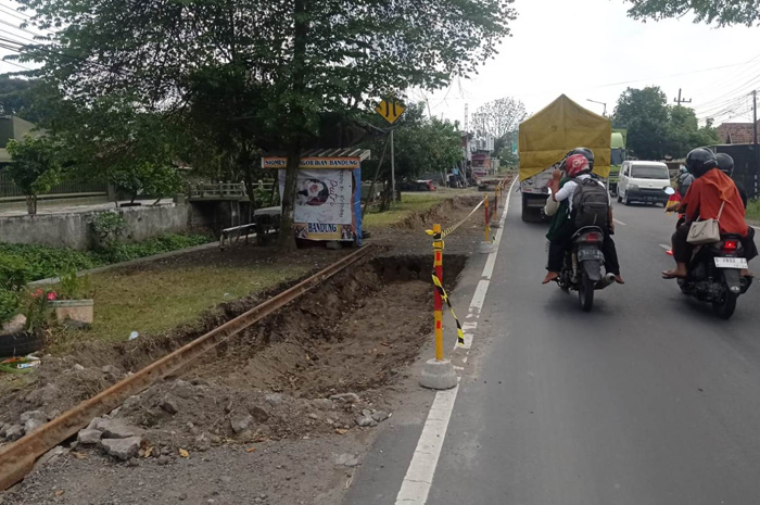 DIBONGKAR: Aset PT KAI di Desa Pesantren, Kecamatan Tembelang, Jombang terdampak proyek pelebaran jalan provinsi.