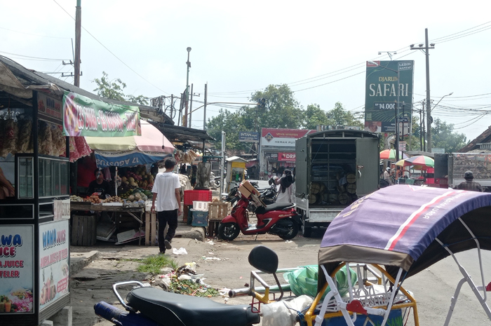 LUBER KE JALAN: Pedagang Pasar Ploso, Jombang  berjualan di pinggir jalan provinsi.