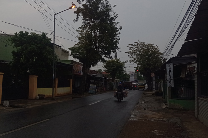 BAKAL DIUBAH: PJU di Jl Laksda Adi Sucipto, Jombang masih memakai abonemen listrik dan lampu pijar.