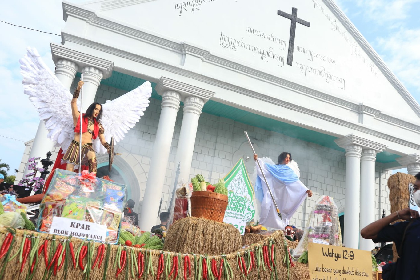 MERAIH: Tradisi Riyaya Unduh-unduh yang digelar jemaat Gereja Kristen Jawi Wetan (GKJW) Mojowarno, Jombang Minggu (11/5) berlangsung seru dan meriah.